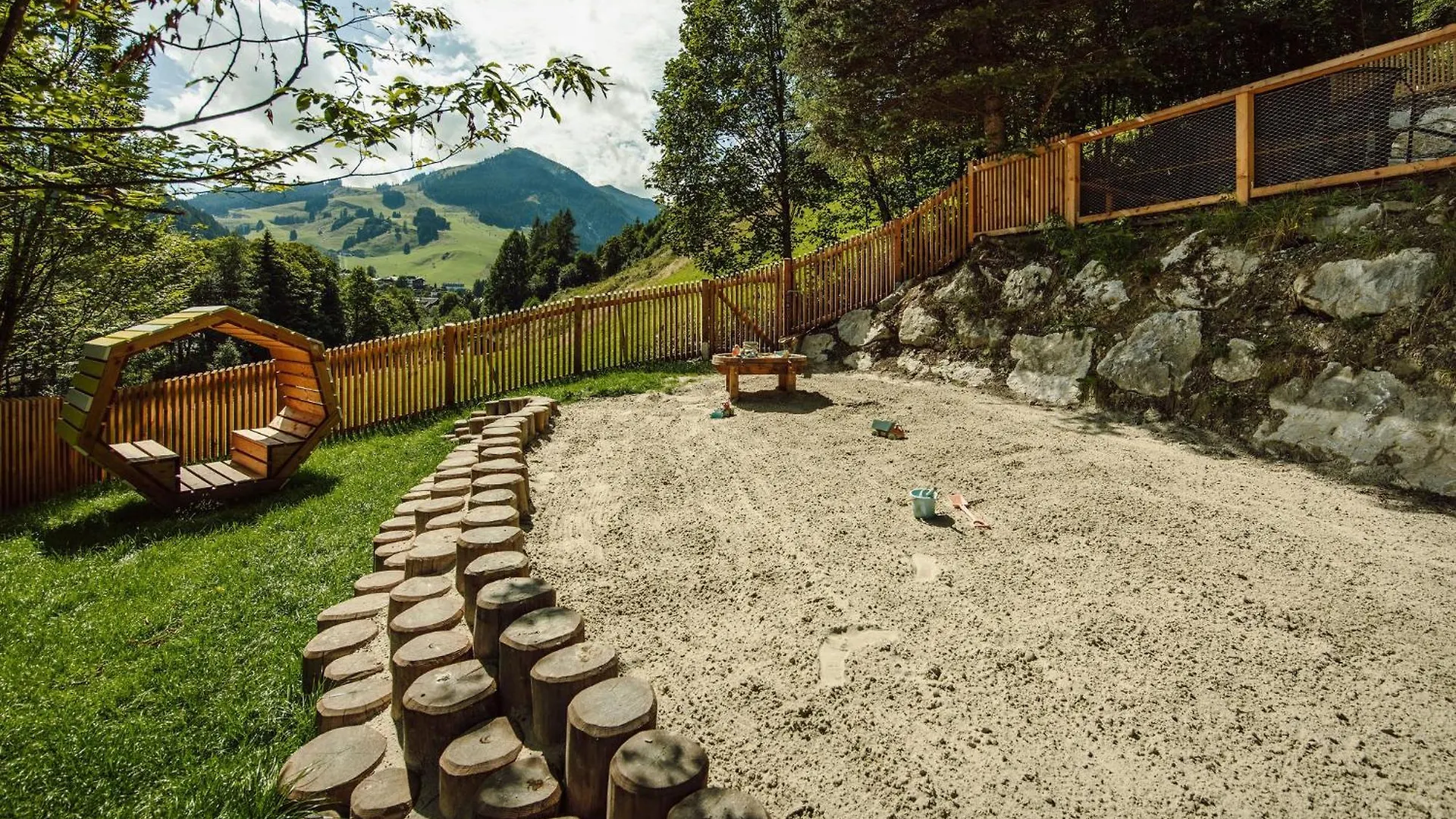 Theresi Appartements Saalbach-Hinterglemm 4*,  Austria